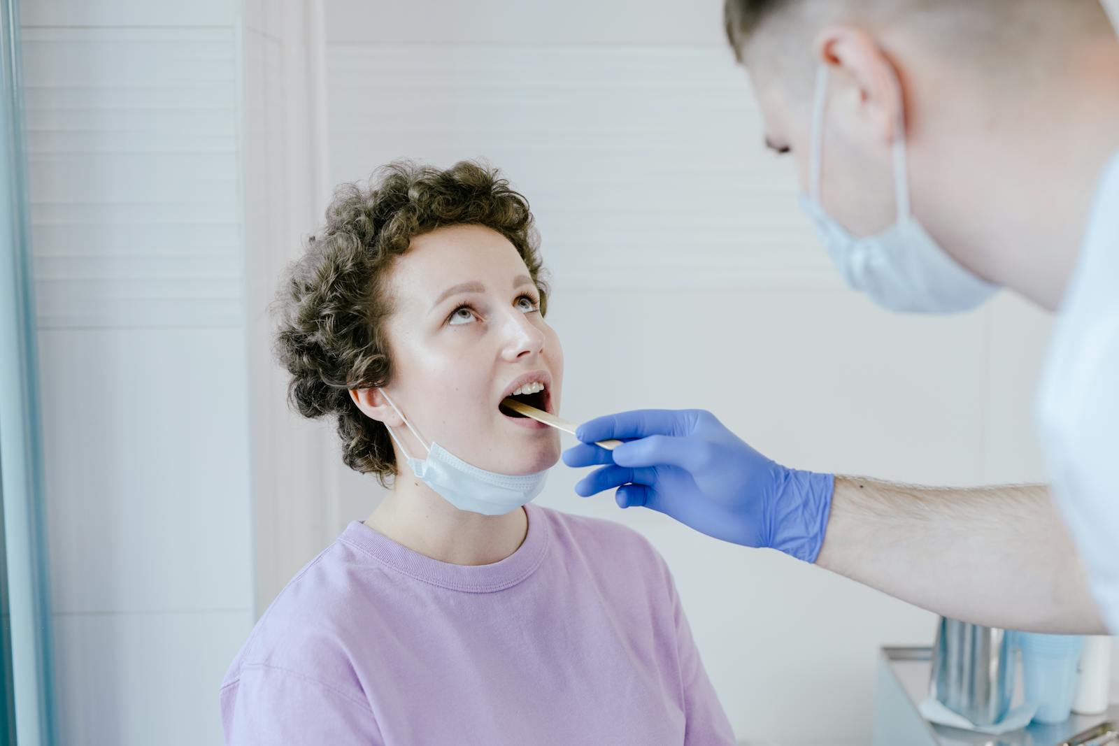 Examen médical réalisé en cabinet d’allergologie