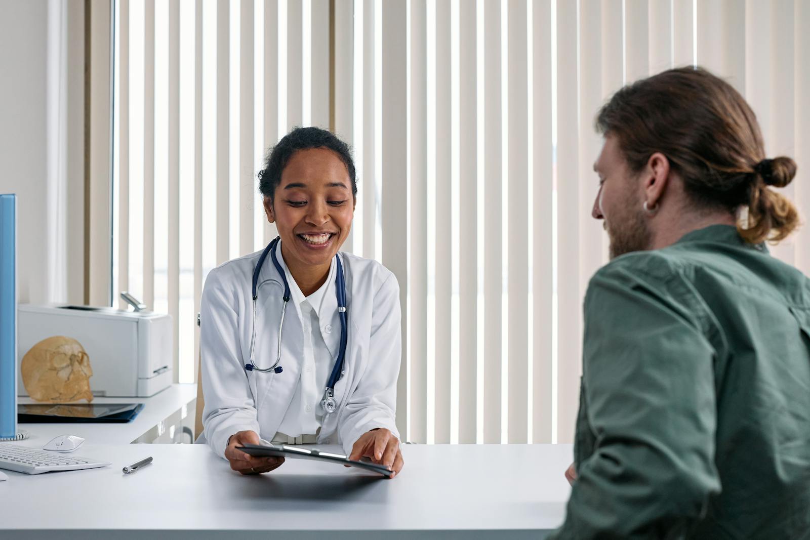 Médecin échangeant avec un patient en cabinet