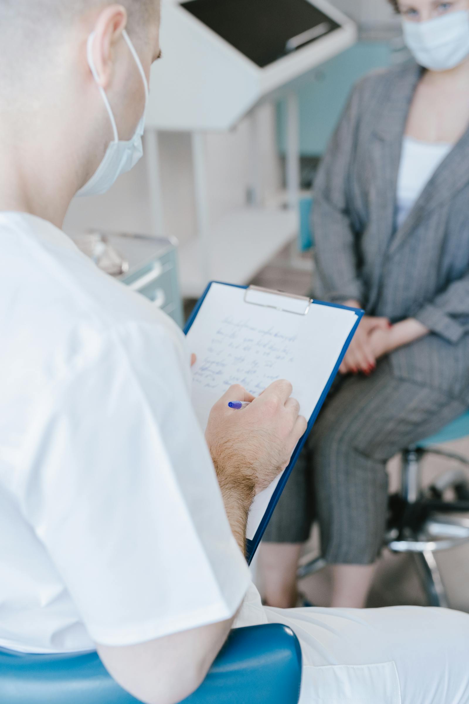 Prise de notes pendant une consultation médicale